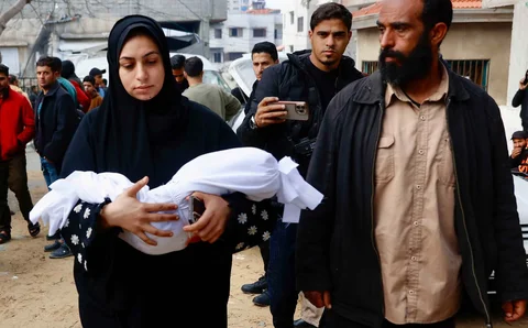 Seorang kerabat membawa jenazah Mira al-Khabbaz, bayi berusia enam bulan yang dilaporkan tewas akibat serangan Israel, keluar dari Rumah Sakit Al-Shifa, Kota Gaza, Rabu (04/02/2026).
