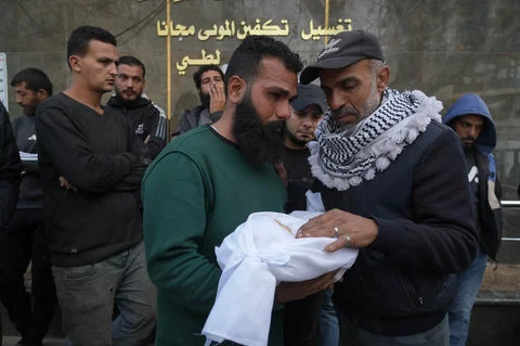 Raed al-Khabba, seorang warga Palestina, menggendong putrinya yang berusia 3 bulan, Mira al-Khabbaz, yang tewas dalam serangan militer Israel, di Rumah Sakit Shifa di Kota Gaza, Rabu (04/02/2026).