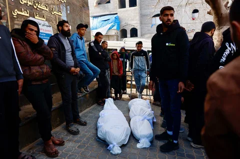 Para kerabat berdiri di samping jenazah korban Palestina yang dilaporkan tewas dalam serangan Israel, di Rumah Sakit Al-Shifa di Kota Gaza, Rabu (04/02/2026).
