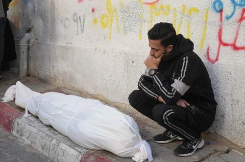 Seorang pria Palestina meratapi Ahmed Haboush, yang tewas dalam serangan militer Israel, di Rumah Sakit Shifa di Kota Gaza, Rabu (04/02/2026).