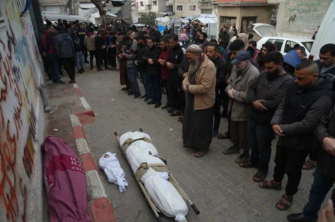 Warga Palestina melakukan shalat jenazah  korban tewas dalam serangan militer Israel, di Rumah Sakit Shifa di Kota Gaza, Rabu (04/02/2026).