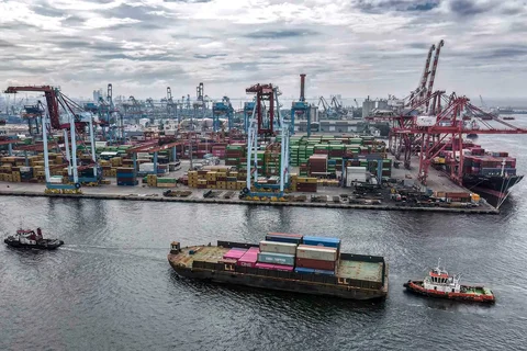 Foto udara ini menunjukkan kontainer yang sedang dimuat dan dibongkar di Pelabuhan Ekspor-Impor Internasional Tanjung Priok di Jakarta, Rabu (04/02/2026).