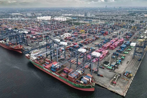 Foto udara ini menunjukkan kontainer yang sedang dimuat dan dibongkar di Pelabuhan Ekspor-Impor Internasional Tanjung Priok di Jakarta, Rabu (04/02/2026).