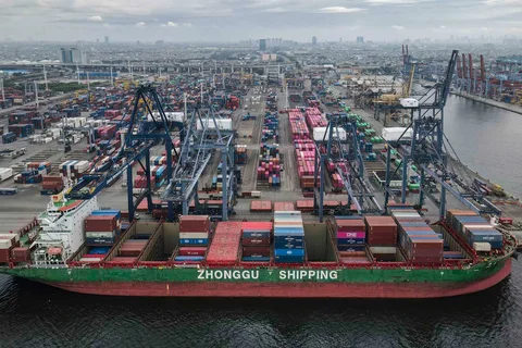 Foto udara ini menunjukkan kontainer yang sedang dimuat dan dibongkar di Pelabuhan Ekspor-Impor Internasional Tanjung Priok di Jakarta, Rabu (04/02/2026).