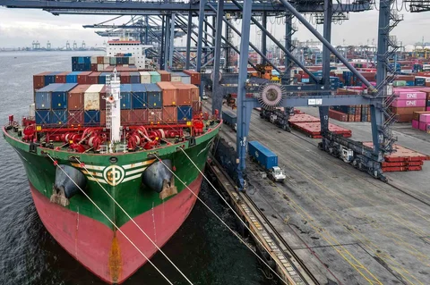 Foto udara ini menunjukkan kontainer yang sedang dimuat dan dibongkar di Pelabuhan Ekspor-Impor Internasional Tanjung Priok di Jakarta, Rabu (04/02/2026).