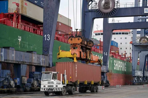 Para pekerja memuat dan menurunkan kontainer di Pelabuhan Ekspor-Impor Internasional Tanjung Priok di Jakarta,  Rabu (04/02/2026).