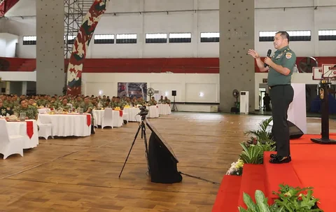 Kepala Staf Angkatan Darat Jenderal TNI Maruli Simanjuntak memberikan pengarahan sekaligus menutup rangkaian Uji Kemampuan Komandan Satuan TNI Angkatan Darat di GOR Nanggala Markas Kopassus Cijantung Jakarta, Rabu (04/02/2026).