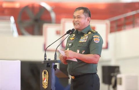 Kepala Staf Angkatan Darat Jenderal TNI Maruli Simanjuntak memberikan pengarahan sekaligus menutup rangkaian Uji Kemampuan Komandan Satuan TNI Angkatan Darat di GOR Nanggala Markas Kopassus Cijantung Jakarta, Rabu (04/02/2026).