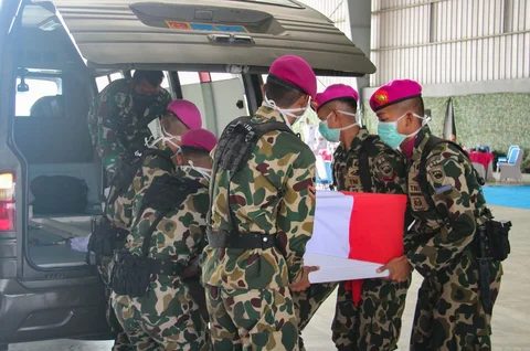 Upacara pelepasan jenazah prajurit Korps Marinir secara militer di Lanudal Pondok Cabe Pamulang Tangerang Selatan, Rabu (05/02/2026).