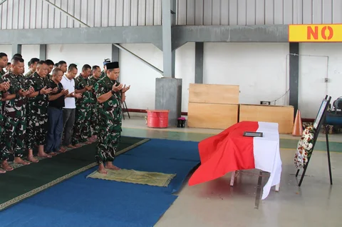 Upacara pelepasan jenazah prajurit Korps Marinir secara militer di Lanudal Pondok Cabe Pamulang Tangerang Selatan, Rabu (05/02/2026).