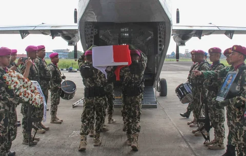 Upacara pelepasan jenazah prajurit Korps Marinir secara militer di Lanudal Pondok Cabe Pamulang Tangerang Selatan, Rabu (05/02/2026).