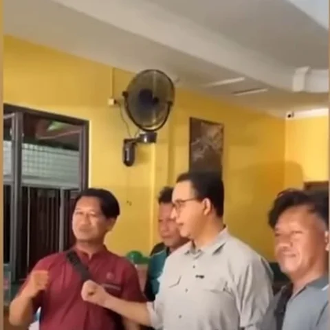 Viral Anies Baswedan ajak foto bareng diduga intel tni