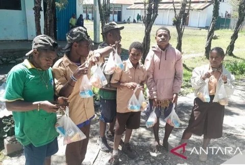 Badan Gizi Nasional (BGN) melaporkan lima dapur Program Makan Bergizi Gratis (MBG) di Papua Pegunungan beroperasi optimal, memastikan pemenuhan gizi bagi generasi muda di wilayah tersebut dan menarik perhatian publik.