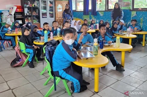 Penajam Paser Utara memperkuat intervensi gizi masyarakat melalui perluasan Program Makan Bergizi Gratis (MBG), menambah satu Satuan Pelayanan Pemenuhan Gizi (SPPG) baru di Kecamatan Waru. Simak detail operasionalnya!