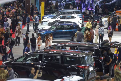 Pengunjung melihat mobil yang dipamerkan saat International Motor Show (IIMS) 2026 di JIExpo Kemayoran, Jakarta, Kamis (05/02/2026).