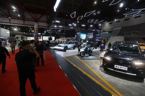 Pengunjung melihat mobil yang dipamerkan saat International Motor Show (IIMS) 2026 di JIExpo Kemayoran, Jakarta, Kamis (05/02/2026).