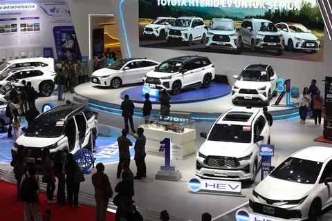 Pengunjung melihat mobil yang dipamerkan saat International Motor Show (IIMS) 2026 di JIExpo Kemayoran, Jakarta, Kamis (05/02/2026).