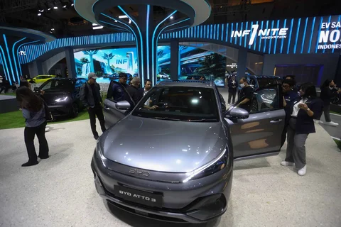 Pengunjung melihat mobil yang dipamerkan saat International Motor Show (IIMS) 2026 di JIExpo Kemayoran, Jakarta, Kamis (05/02/2026).