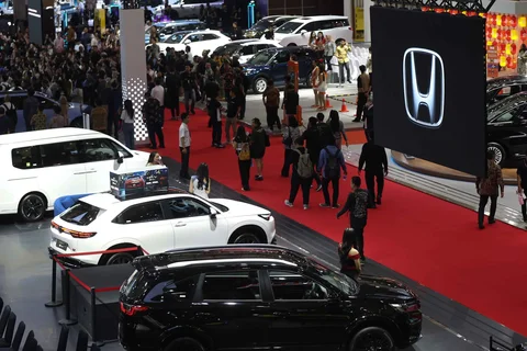 Pengunjung melihat mobil yang dipamerkan saat International Motor Show (IIMS) 2026 di JIExpo Kemayoran, Jakarta, Kamis (05/02/2026).