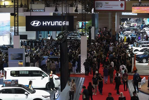 Pengunjung melihat mobil yang dipamerkan saat International Motor Show (IIMS) 2026 di JIExpo Kemayoran, Jakarta, Kamis (05/02/2026).