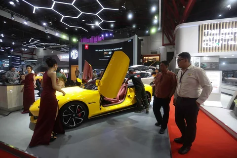 Pengunjung melihat mobil yang dipamerkan saat International Motor Show (IIMS) 2026 di JIExpo Kemayoran, Jakarta, Kamis (05/02/2026).