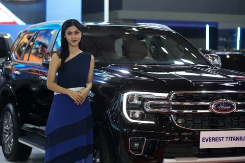Model berdiri di dekat kendaraan yang dipamerkan pada Indonesia International Motor Show (IIMS) 2026 di JIExpo Kemayoran, Jakarta, Kamis (05/2/2025).
