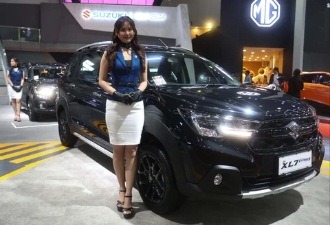 Model berdiri di dekat kendaraan yang dipamerkan pada Indonesia International Motor Show (IIMS) 2026 di JIExpo Kemayoran, Jakarta, Kamis (05/2/2025).