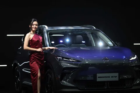 Model berdiri di dekat kendaraan yang dipamerkan pada Indonesia International Motor Show (IIMS) 2026 di JIExpo Kemayoran, Jakarta, Kamis (05/2/2025).