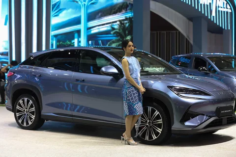 Model berdiri di dekat kendaraan yang dipamerkan pada Indonesia International Motor Show (IIMS) 2026 di JIExpo Kemayoran, Jakarta, Kamis (05/2/2025).