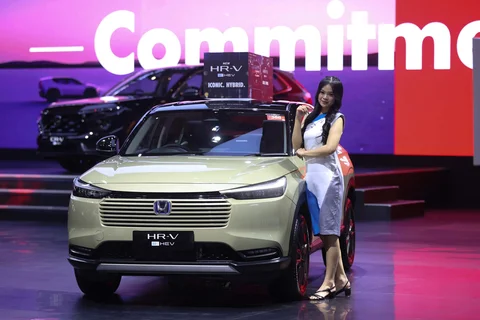 Model berdiri di dekat kendaraan yang dipamerkan pada Indonesia International Motor Show (IIMS) 2026 di JIExpo Kemayoran, Jakarta, Kamis (05/2/2025).