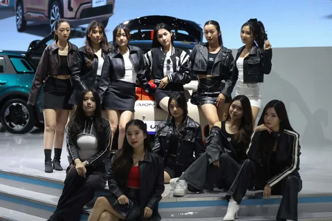 Model berdiri di dekat kendaraan yang dipamerkan pada Indonesia International Motor Show (IIMS) 2026 di JIExpo Kemayoran, Jakarta, Kamis (05/2/2025).