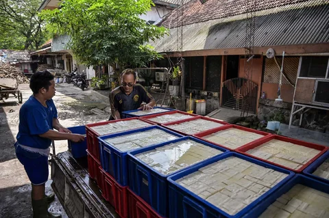 Pekerja bersiap mendistribusikan tahu  di pabrik tahu di kawasan Dinoyo, Surabaya, Kamis (05/02/2026).