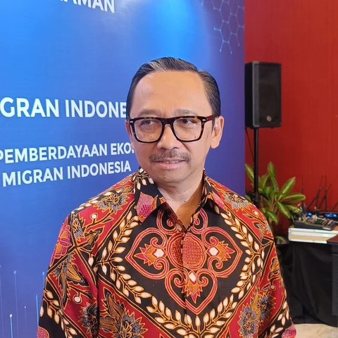 Deputi Gubernur Bank Indonesia (BI) Juda Agung mencatat sumbangan devisa dari Pekerja Migran Indonesia (PMI) mencapai USD 14,2 bilion di sepanjang 2023. Nilai ini setara Rp230,6 triliun dengan asumsi kurs Rp16.243. (Merdeka)