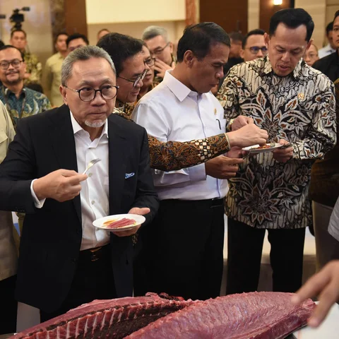 Menteri Koordinator Bidang Pangan Zulkifli Hasan (Zulhas)  bersama Menteri Koperasi Ferry Juliantono ,Menteri Perdagangan Budi Santoso, Menteri Pertanian Andi Amran Sulaiman dan Menteri Kelautan Perikanan Sakti Wahyu Trenggono mencoba langsung daging ikan tuna mentah  saat kegiatan  Town Hall Meeting Satu Tahun Kemenko Pangan di Gedung Graha Mandiri, Jakarta, Selasa (21/10/2025).