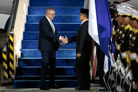 Menteri Luar Negeri Indonesia Sugiono saat menyambut Perdana Menteri Australia Anthony Albanese di Bandara Internasional Halim Perdanakusuma di Jakarta, Kamis (05/02/2026).