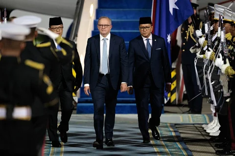 Menteri Luar Negeri Indonesia Sugiono dan Menteri Investasi Rosan Roeslani saat menyambut Perdana Menteri Australia Anthony Albanese di Bandara Internasional Halim Perdanakusuma di Jakarta, Kamis (05/02/2026).