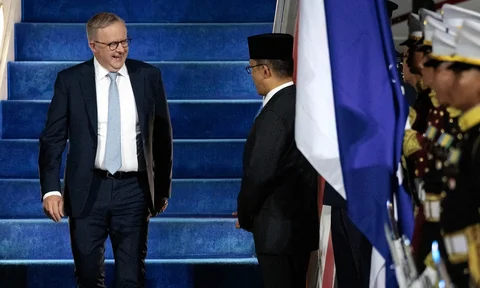 Menteri Luar Negeri Indonesia Sugiono saat menyambut Perdana Menteri Australia Anthony Albanese di Bandara Internasional Halim Perdanakusuma di Jakarta, Kamis (05/02/2026).