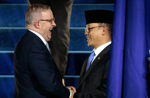 Menteri Luar Negeri Indonesia Sugiono saat menyambut Perdana Menteri Australia Anthony Albanese di Bandara Internasional Halim Perdanakusuma di Jakarta, Kamis (05/02/2026).