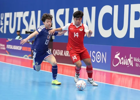 Pemain Timnas Futsal Indonesia Yogi Saputra berebut bola dengan pemain futsal Jepang Ryoto Kai pada pertandingan semifinal AFC Futsal Asian Cup 2026 di Indonesia Arena, Senayan, Jakarta, Kamis (05/02/2026).