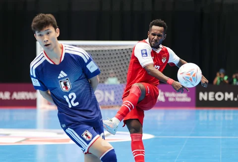 Pemain Timnas Futsal Indonesia Brian Ick menendang bola dan dihadang  berebut bola dengan pemain futsal Jepang Harada pada pertandingan semifinal AFC Futsal Asian Cup 2026 di Indonesia Arena, Senayan, Jakarta, Kamis (05/02/2026).