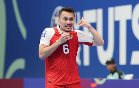 Pemain Timnas Futsal Indonesia Samuel Eko melakukan selebrasi usai menggolkan gawang tim futsal Jepang pada pertandingan semifinal AFC Futsal Asian Cup 2026 di Indonesia Arena, Senayan, Jakarta, Kamis (05/02/2026).