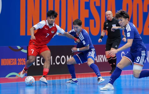 Pemain Timnas Futsal Indonesia Syauqi Saut dihadang  dua pemain futsal Jepang pada pertandingan semifinal AFC Futsal Asian Cup 2026 di Indonesia Arena, Senayan, Jakarta, Kamis (05/02/2026).
