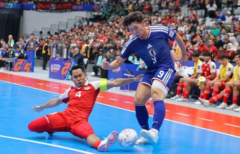 Pemain Timnas Futsal Indonesia M.Iqbal berebut bola dengan pemain futsal Jepang Motoishi pada pertandingan semifinal AFC Futsal Asian Cup 2026 di Indonesia Arena, Senayan, Jakarta, Kamis (05/02/2026).