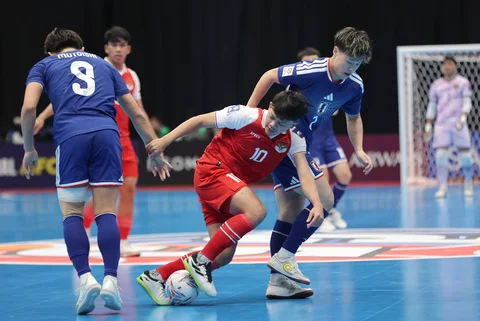 Pemain Timnas Futsal Indonesia F. Adriansyah dihadang  dua pemain futsal Jepang pada pertandingan semifinal AFC Futsal Asian Cup 2026 di Indonesia Arena, Senayan, Jakarta, Kamis (05/02/2026).