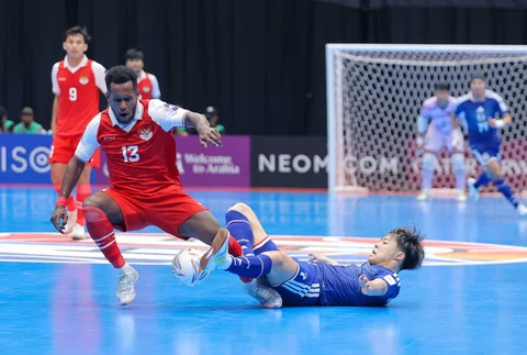 Pemain Timnas Futsal Indonesia Brian Ick dihadang pemain futsal Jepang pada pertandingan semifinal AFC Futsal Asian Cup 2026 di Indonesia Arena, Senayan, Jakarta, Kamis (05/02/2026).