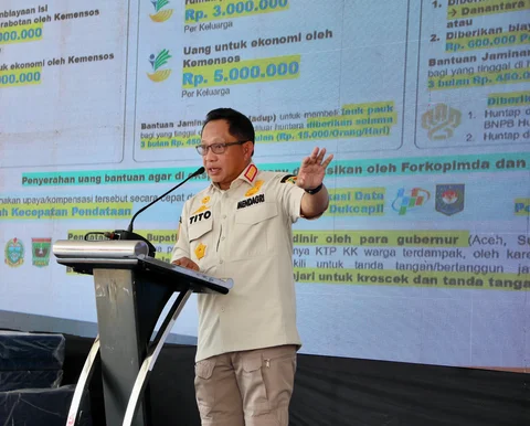 Ketua Satuan Tugas (Kasatgas) Percepatan Rehabilitasi dan Rekonstruksi (PRR) Pascabencana Sumatera Muhammad Tito Karnavian saat meresmikan hunian sementara (huntara) di Simarpinggan, Angkola Selatan, Kabupaten Tapanuli Selatan