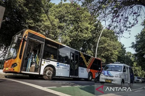 Genangan air di sejumlah titik di DKI Jakarta pada Sabtu (31/1) pagi menyebabkan pengalihan rute beberapa layanan Transjakarta dan Mikrotrans, mengganggu perjalanan ribuan penumpang.