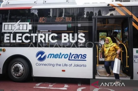 Duta Besar Belanda, Marc Gerritsen, memuji pesatnya perkembangan transportasi umum Jakarta, termasuk integrasi antarmoda yang signifikan. Simak apresiasi dan dampaknya terhadap mobilitas.