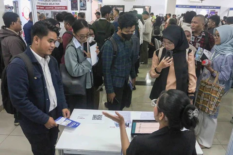 Pencari kerja memadati stan perusahaan pada Jakarta Job Fair 2025 di GOR Pasar Minggu, Jakarta Selatan Rabu (16.07/2025).