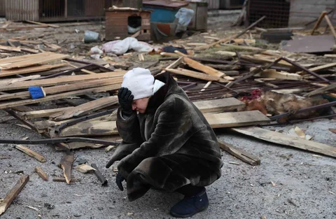 Warga bereaksi melihat puing-puing setelah tempat penampungan anjing liar hancur akibat serangan udara Rusia yang menewaskan dan melukai hewan-hewan di Zaporizhzhia, Ukraina, Jumat (06/02/025).